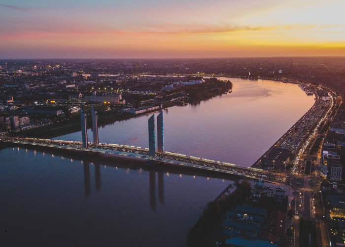 Bordeaux river (700 x 500 px)