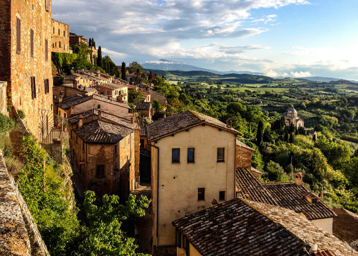 Montepulciano hilsside village (700 x 500)
